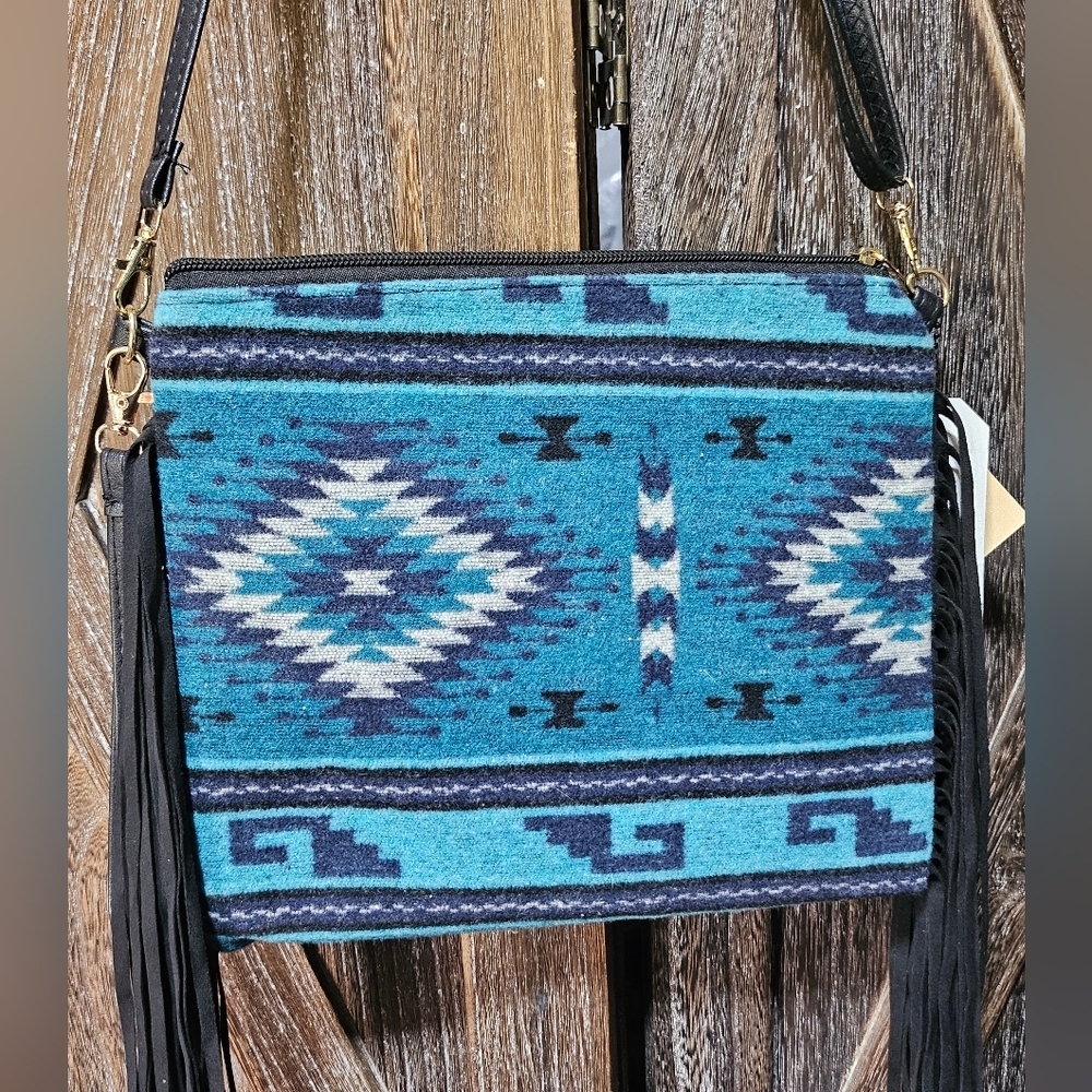 NWT Blue Aztec Patterned Crossbody/Wristlet Bag - Picture 2 of 6